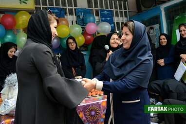 پاسداشت روزمعلم در دبستان غیر انتفاعی مفید و تجلیل از دانش‌آموزان برتر  ناحیه سه کرمانشاه 