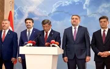 نخست وزیر سابق ترکیه از حزب عدالت استعفا داد