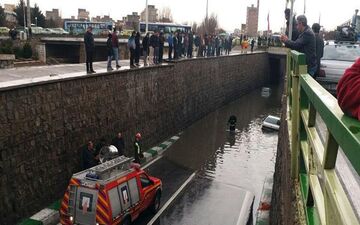 گیر کردن 9 دستگاه خودرو سواری در آبگرفتگی زیرگذر منجم و نجات 12 سرنشین توسط آتش نشانان