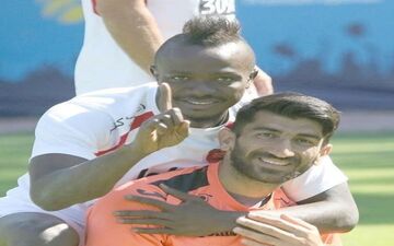 مهاجم جدید پرسپولیس در آغوش علیرضا بیرانوند +عکس