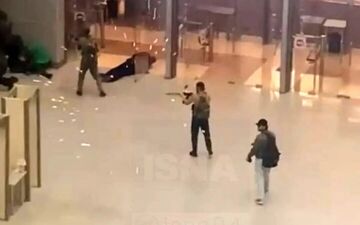 لحظه وحشتناک ورود ۴ تروریست به سالن کنسرت در مسکو | فیلم