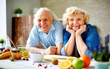 این غذاها را بعد از ۵۰ سالگی بخورید