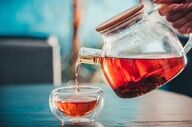 نوشیدن چای داغ در تابستان ضرر دارد؟ حقیقتی که خیلی‌ها نمی‌دانند