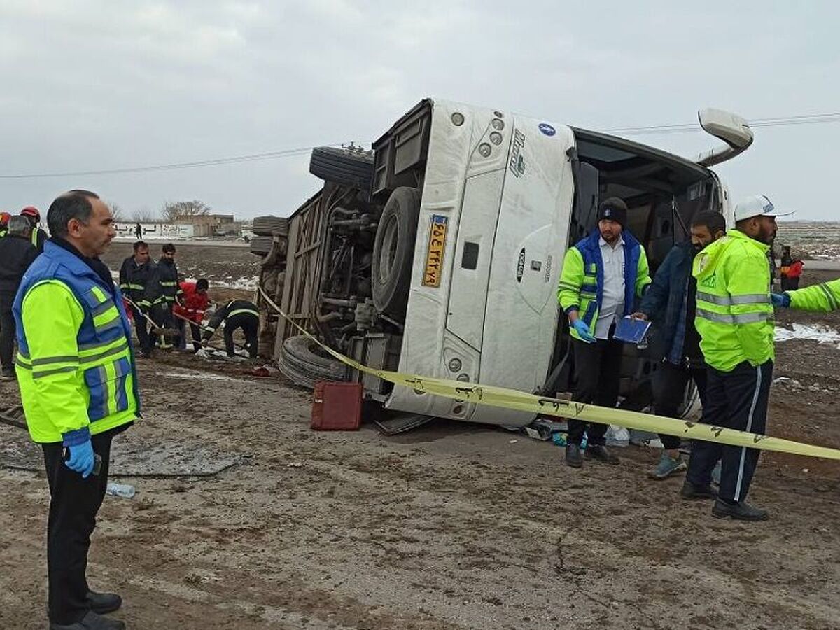 اتوبوس مسافربری در محور خور-خوسف واژگون شد؛ 18 مصدوم
