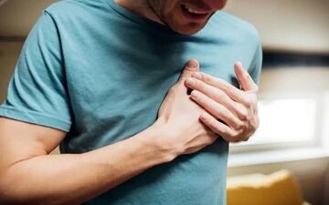 آیا احساس تیر کشیدن ناگهانی در قفسه سینه نشانه حمله قلبی است؟