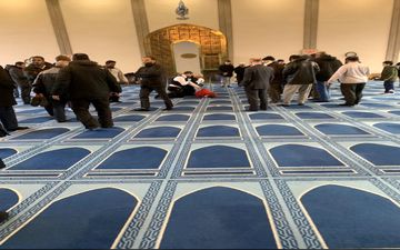یک «فرد نژادپرست» با چاقو به حاضران در مسجدی در لندن حمله کرد