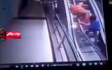 لحظه هولناک سقوط کودک از آغوش مادرش روی پله برقی