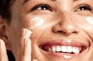 چگونه پوست شل و افتاده را سفت کنیم؟ از درمان‌های خانگی تا روش‌های کلینیکی