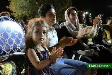 شب‌های نیلوفری در شهر بازی