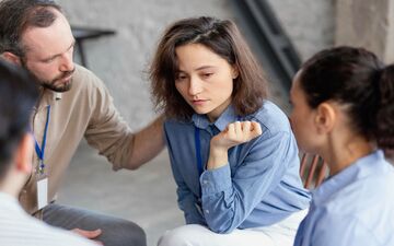 چگونه به دوست معتاد خود کمک کنیم؟