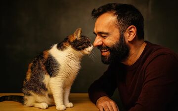 گربه‌ها بیشتر به کدام جنس توجه می‌کنند؟/ راز شگفت‌انگیز رفتار دوگانه گربه‌ها با مردان و زنان فاش شد