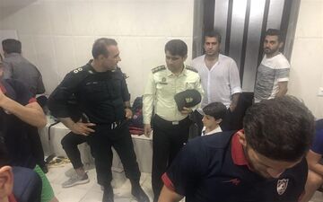  حاشیه‌های دیدار شهرداری ماهشهر و نساجی  /  پرتاب کاشی توسط هواداران شهرداری!/ بازیکنان نساجی در زمین حبس شدند + تصاویر 