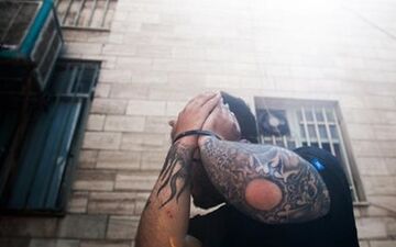 مرد قوی هیکل هنگام زورگیری در خیابان نبرد به دام افتاد