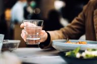 آیا نوشیدن آب سرد بعد از غذا واقعاً مضر است؟