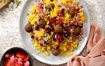 آموزش تهیه کلم‌ پلو شیرازی با عطر خوش سبزیجات + ویدئو