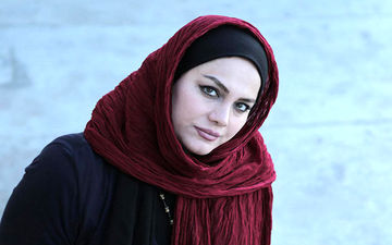 تیپ و ژست جالب نرگس آبیار به همراه بابانوئل در بلاروس (عکس)