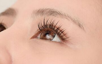علل ریزش مژه و راه‌های مؤثر برای پرپشت کردن آن‌ها در کمترین زمان