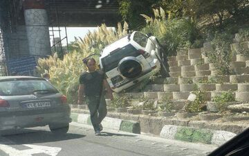عکس/ پرواز یک خودرو در تهران