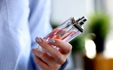 روش پاک کردن لکه عطر از روی لباس ، فرش و لوازم منزل