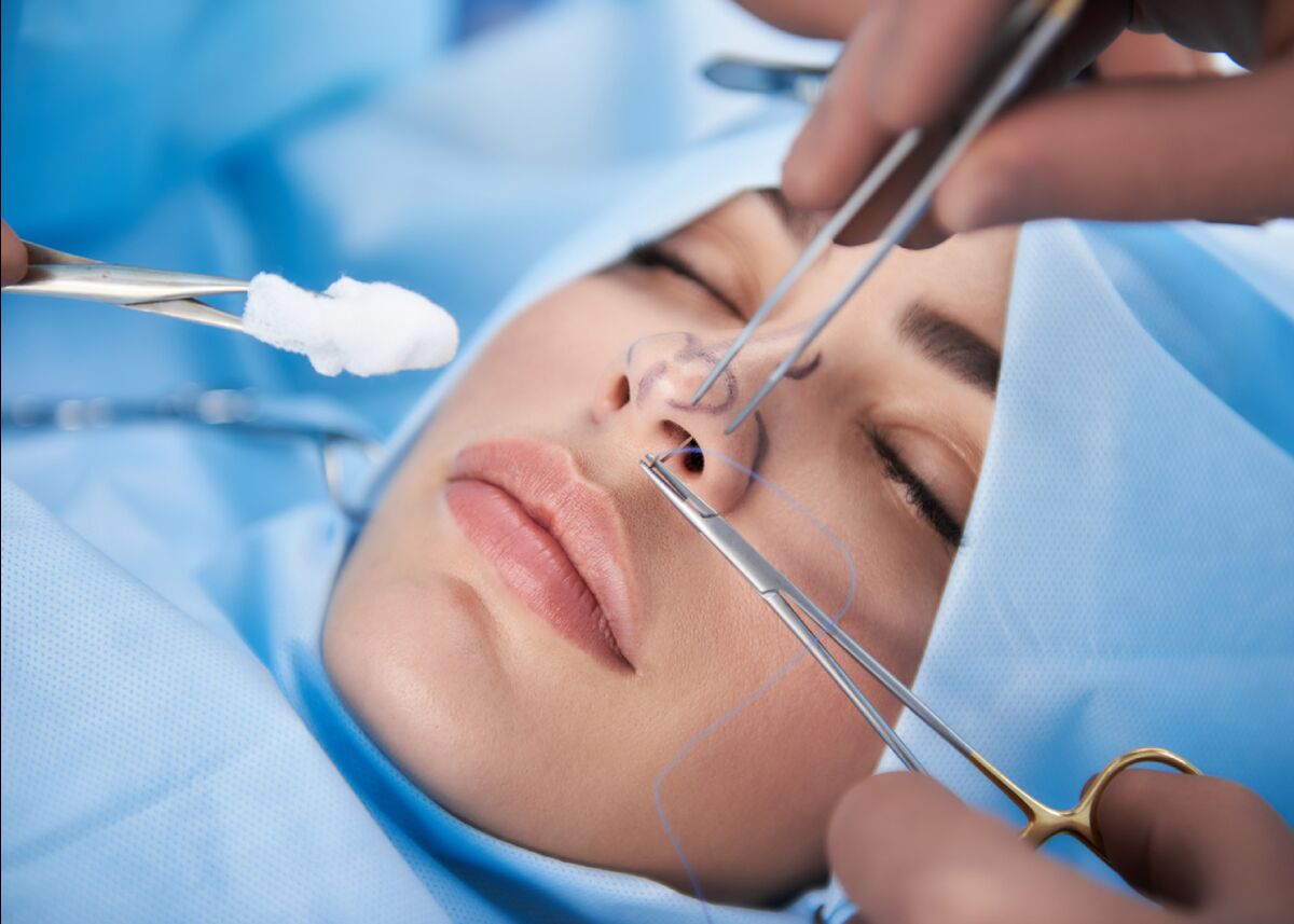آیا جراحی بینی می‌تواند باعث مرگ شود؟ علت به هوش نیامدن بعد از عمل بینی چیست؟