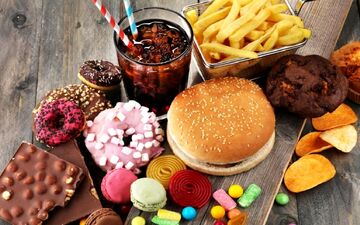 خوردن این غذاها بعد از ۵۰ سالگی ممنوع