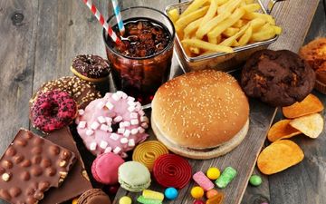خوردن این غذاها بعد از ۵۰ سالگی ممنوع