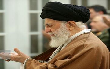 رهبر انقلاب بر پیکر آیت‌الله هاشمی‌شاهرودی نماز اقامه می‌کنند