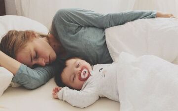 مضرات خوابیدن کودک در اتاق والدین |بهترین سن برای جدا خوابیدن کودک!