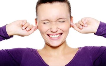 دلایل خارش گوش چیست؟ علل و درمان آن را بشناسید