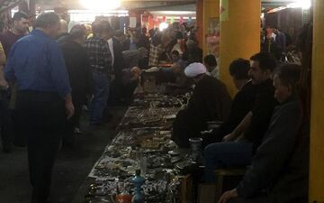 عکس دستفروشی یک روحانی در جمعه بازار تهران 
