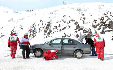 
عملیات امداد رسانی به مسافران محور های مواصلاتی استان زنجان توسط امداد گران سازمان امداد و نجات هلال احمر / محور زنجان - طارم
