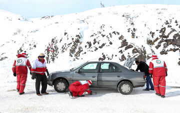 
عملیات امداد رسانی به مسافران محور های مواصلاتی استان زنجان توسط امداد گران سازمان امداد و نجات هلال احمر / محور زنجان - طارم