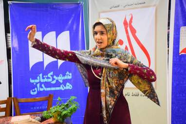 رونمایی از کتاب "عروسی مگی" نوشته مریم رازانی در شهر کتاب همدان به روایت تصویر