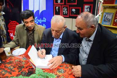 گزارش تصویری بزرگداشت دکتر اکبر اعتماد بنیانگذار سازمان انرژی اتمی کشور  و رونمایی کتاب «در پرتگاه حادثه» در شهر کتاب همدان