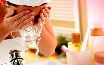 ده خطای بزرگ که هنگام شستن صورت مرتکب میشویم