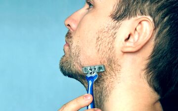 راه‌های طبیعی برای کاهش التهاب پوست پس از اصلاح با تیغ
