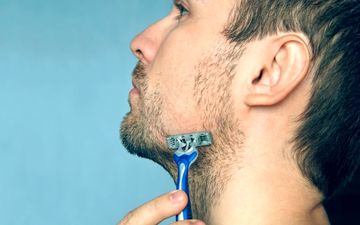 راه‌های طبیعی برای کاهش التهاب پوست پس از اصلاح با تیغ
