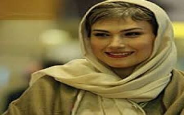 سلفی آینه ای لادن مستوفی و دوستانش در اتاق گریم