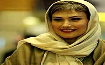 سلفی آینه ای لادن مستوفی و دوستانش در اتاق گریم