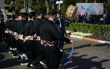 رقص زیبای «هلپرکه» در آیین استقبال از نوروز 