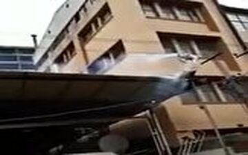 فردی که بخاطر گرفتن کبوتر دچار برق گرفتگی می شود!