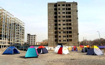 چادر نشینی 30 خانوار میان برج های نیمه ساخته در تهران+ عکس 