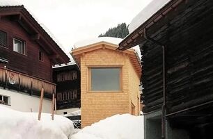 معماری مدرن در ۵۵ متر؛ برج چوبی و زیبای «لا کاستا» در سوئیس