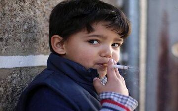 عکس/ مراسم جنجالی سیگار کشیدن کودکان