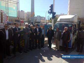 گزارش تصویری از حضور وزیر صمت در محل جمع آوری کمک های مردمی به سیل زدگان