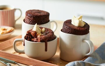 طرز تهیه کیک فنجانی | شیرینی خوش‌طعم و فوری تنها در چند دقیقه