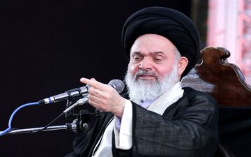 امام جمعه قم: برخی در داخل نسخه پیچیده و به دشمن چراغ سبز نشان می‌دهند