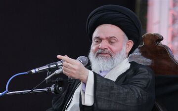 امام جمعه قم: برخی در داخل نسخه پیچیده و به دشمن چراغ سبز نشان می‌دهند