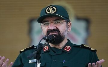 
محسن رضایی: سرباز باشیم نه سربار

