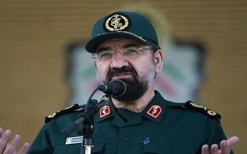 
محسن رضایی: سرباز باشیم نه سربار
